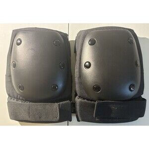Protective Knee Pads With Hard Shell Foam Inner Padding strap on size Med NEW
